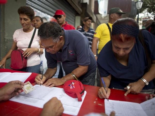 Người dân Venezuela ký tên ủng hộ chính phủ. (Nguồn: AP)