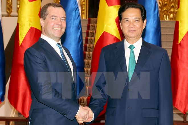 Thủ tướng Nguyễn Tấn Dũng đón tiếp Thủ tướng Nga Dmitry Medvedev. (Ảnh: TTXVN)