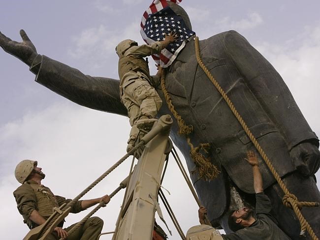 Lực lượng Mỹ kéo đổ tượng ông Saddam Hussein năm 2003 (Nguồn: Telegraph)