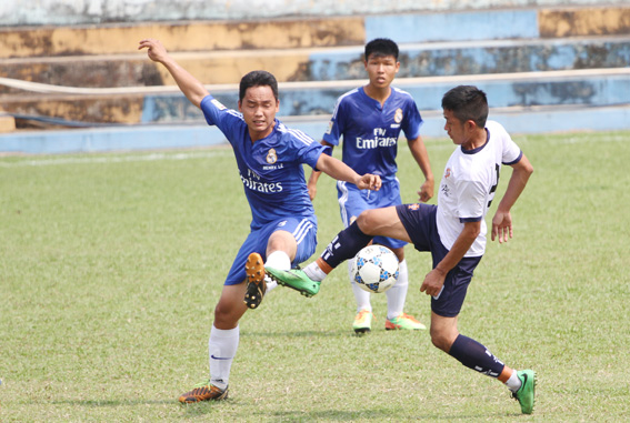 Đội Hòa Bình (phường Tân Hòa, áo sậm) hòa 1-1 với Phong Phú (xã An Hòa) ở trận khai mạc.