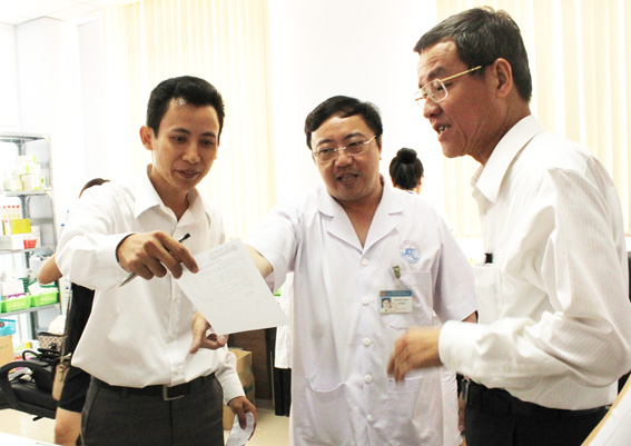 Khu duoc: Chủ tịch UBND tỉnh Đinh Quốc Thái kiểm tra khu vực lấy thuốc bảo hiểm y tế của Bệnh viện đa khoa Đồng Nai mới.