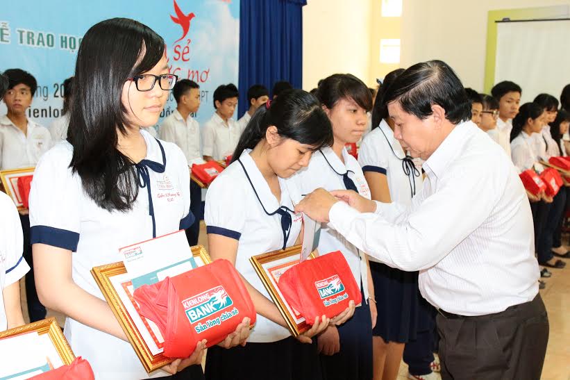 Ông Võ Văn Châu, Tổng Giám đốc ngân hàng Kiên Long trao học bổng cho các em học sinh
