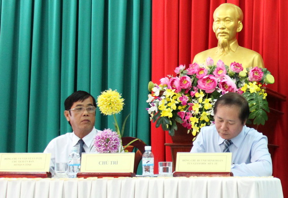 Đồng chí Vy Văn Vũ (bên trái) chủ trì hội nghị