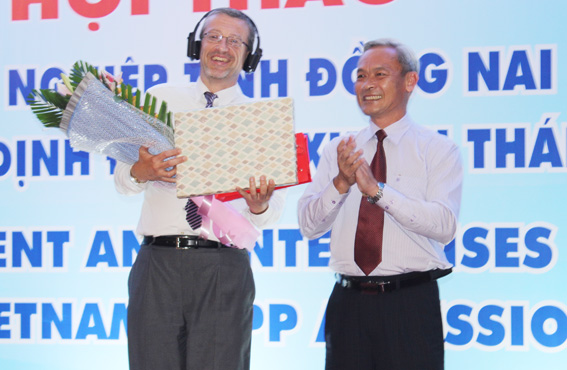 PCT. UBND tỉnh Nguyễn Phú Cường tặng hoa quà cho GS.TS Thomas Jandl