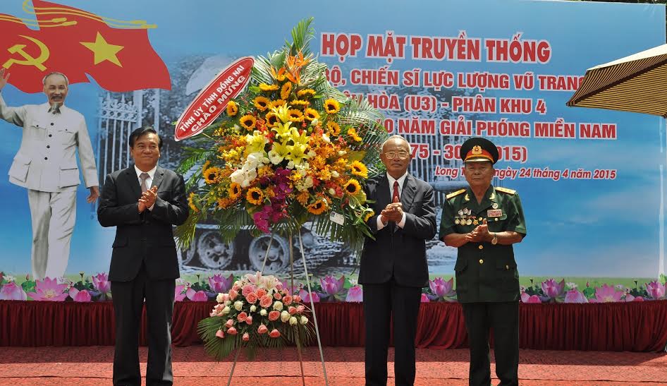 Đồng chí Trần Đình Thành trao tặng lẵng hoa cho đại diện cán bộ U3, Tiểu đoàn 240 Biên Hòa