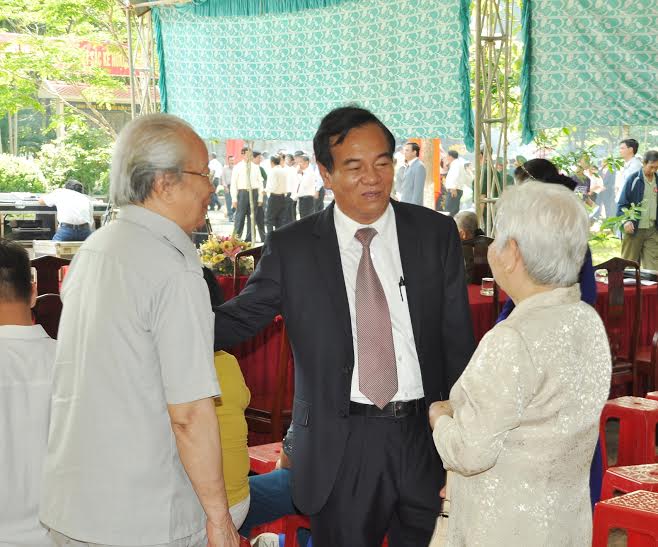 Đồng chí Trần Đình Thành thăm hỏi các đại biểu