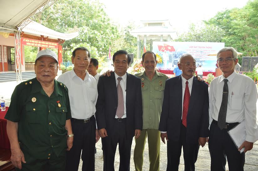 Đồng chí Phan Văn Trang gặp gỡ các đại biểu tham dự họp mặt