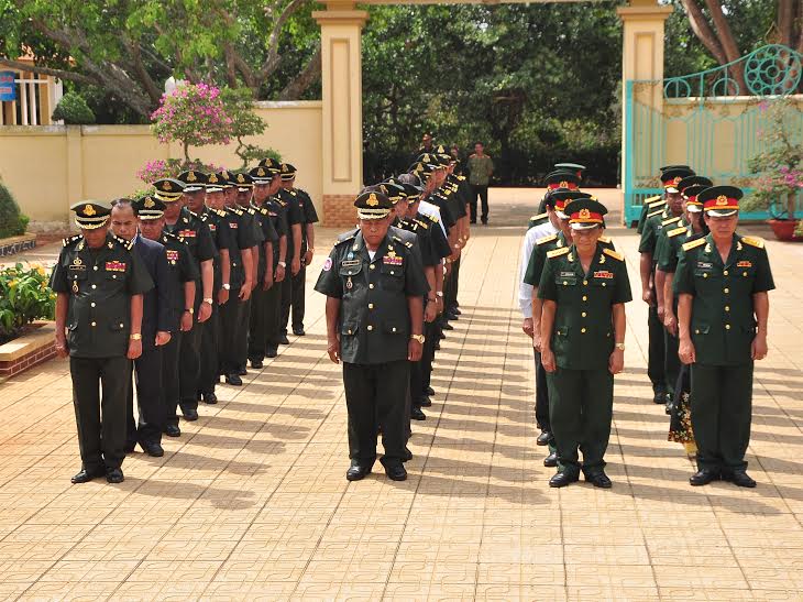 Đoàn sĩ quan cấp cao, cán bộ tiểu hai khu quân sự Kampong Cham (Quân khu 2, Quân đội Hoàng gia Campuchia) và Kamphong Thom (Quân khu 4, Quân đội Hoàng gia Campuchia) và đại biểu tỉnh Đồng Nai mặc niệm trước nhà bia liệt sĩ