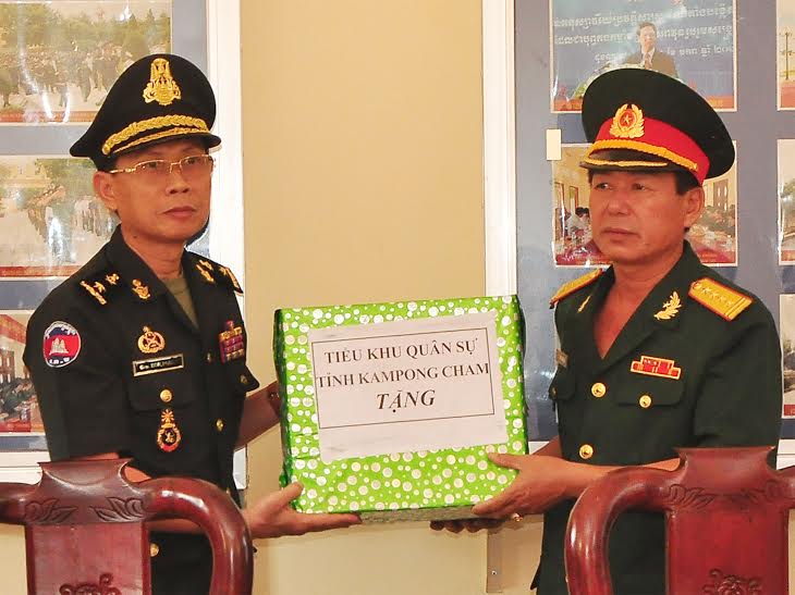Thiếu tướng Hou Poeuv, Chỉ huy trưởng Tiểu khu quân sự Kampong Cham tặng quà cho lãnh đạo sư đoàn 302