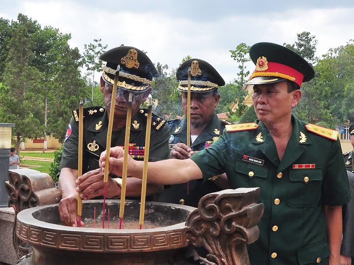 Lãnh đạo Bộ Chỉ huy quân sự tỉnh Đồng Nai và Quân khu 2, Quân khu 4, Quân đội Hoàng gia Campuchia dâng hương trước nhà bia liệt sĩ
