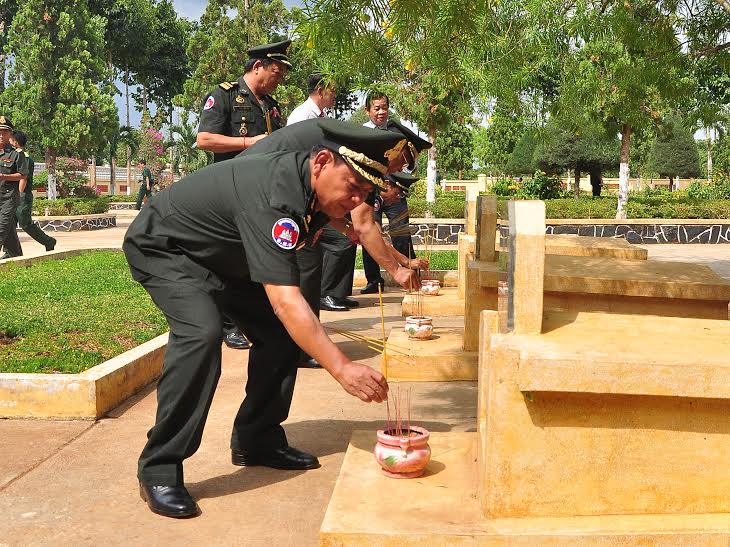 Lãnh đạo Quân khu 2, Quân khu 4, Quân đội Hoàng gia Campuchia thắp nhang tại mộ các liệt sĩ Campuchia