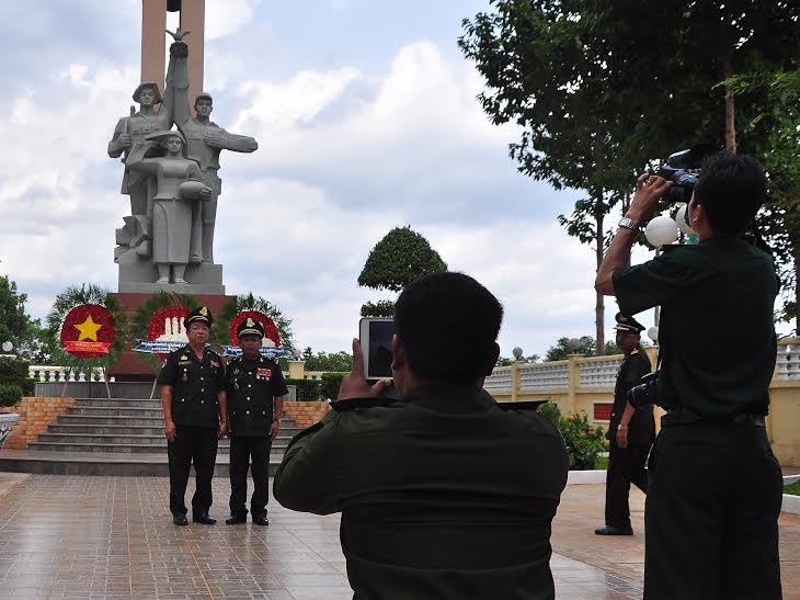 Các sĩ quan Campuchia chụp ảnh lưu niệm tại đài tưởng niệm