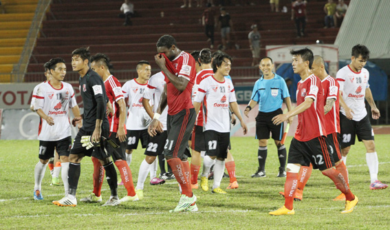 Các cầu thủ ĐN (áo đỏ) thất vọng với trận hòa đáng tiếc trước ĐTLA.