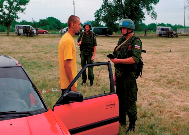 Binh sĩ Nga kiểm soát an ninh tại khu vực Kavkaz. (Ảnh: politicalhotwire.com)