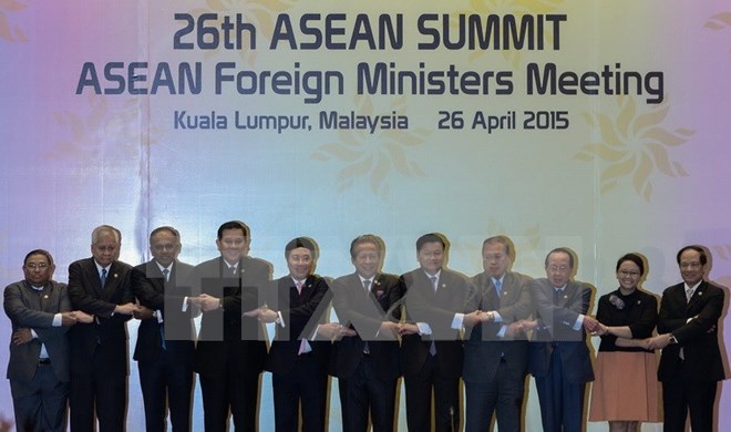 Bộ trưởng Ngoại giao Việt Nam Phạm Bình Minh (thứ 5, trái sang) chụp ảnh cùng Ngoại trưởng các nước thành viên ASEAN tại hội nghị. (Ảnh: AFP/TTXVN)