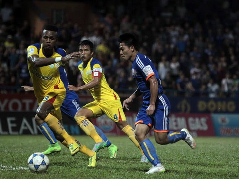 Than Quảng Ninh (áo xanh) bỏ lỡ cơ hội lên đầu khi hòa 3-3 với Sanna Khánh Hòa BVN
