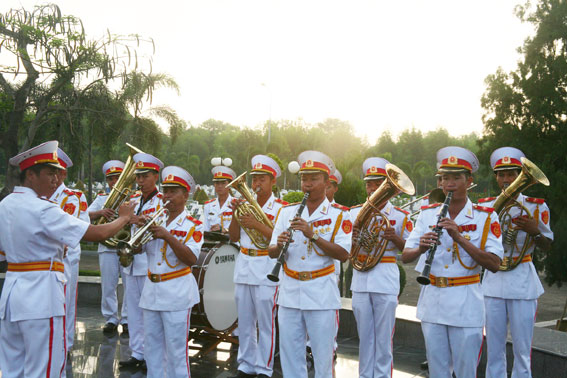 Dàn quân nhạc biểu diễn tại buổi lễ.