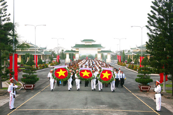 Đội tiêu binh mang vòng hoa vào viếng Nghĩa trang liệt sĩ tỉnh.