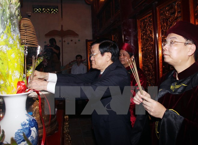Chủ tịch nước Trương Tấn Sang dâng hương tưởng niệm các Vua Hùng tại Đền Thượng. (Ảnh: TTXVN)