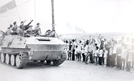 Người dân Biên Hòa chào đón quân giải phóng. Ảnh: Tư Liệu