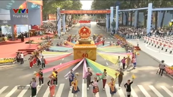 Đi đầu đội hình là Quốc huy nước Cộng hoà xã hội chủ nghĩa Việt Nam