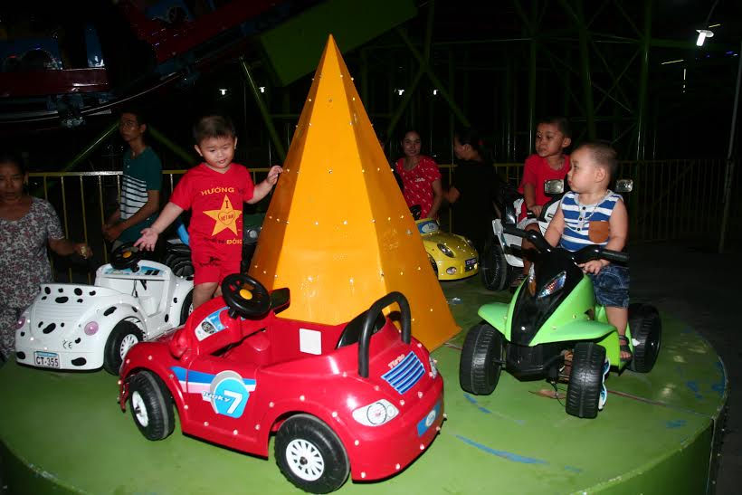 trẻ em tham gia vào trò chơi xe địa hình
