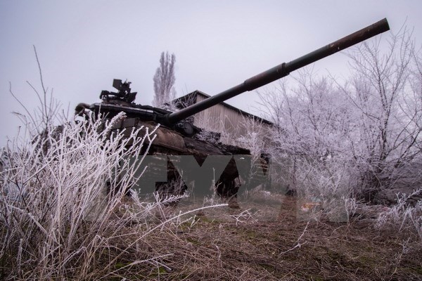 Xe bọc thép Ukraine gần căn cứ quân sự ở làng Peski, vùng Donetsk. (Nguồn: AFP/ TTXVN)