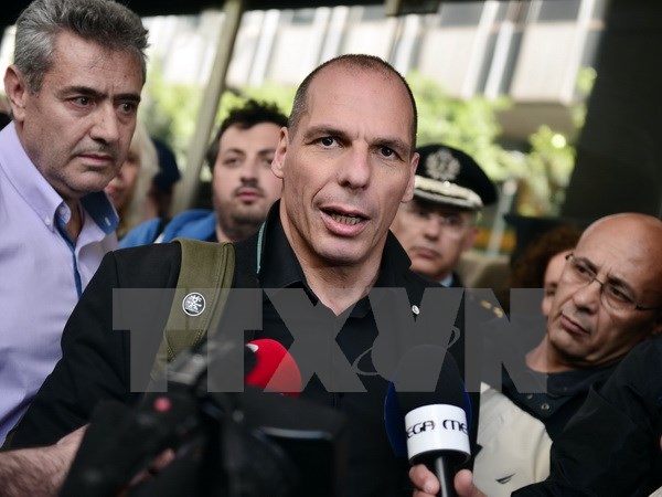 Bộ trưởng Tài chính Hy Lạp Yianis Varoufakis (giữa) trả lời các nhân viên thuế tuần hành bên ngoài trụ sở Bộ tài chính ở thủ đô Athens ngày 30/4. (Nguồn: AFP/TTXVN)