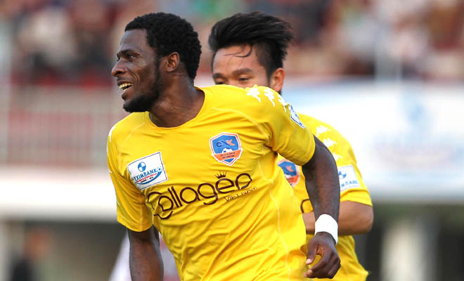 Tiền đạo Kisekka Henry trong màu áo QNK Quảng Nam