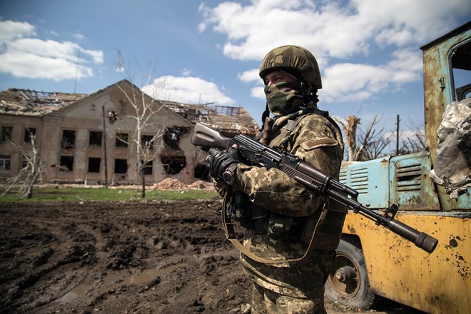 Binh sỹ Ukraine đứng gác ở làng Peski gần Donetsk, ngày 23/4. (Nguồn: AFP)