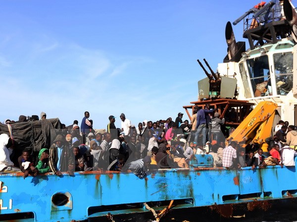Tàu của lực lượng bảo vệ bờ biển Libya chở người gốc Phi di cư trái phép cập cảng ở thành phố Misrata, Libya. (Nguồn: AFP/TTXVN)