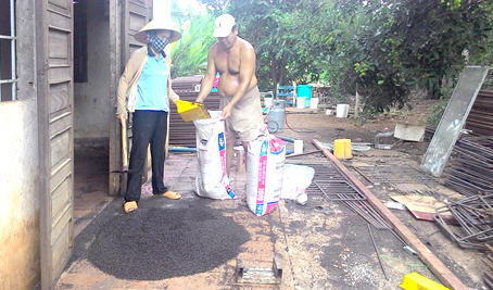 Gia đình bà Diệp Thị Thêu thu gom hàng bao bọ đậu đen. Ảnh: T.Nguyên