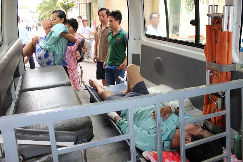 Các bệnh nhân điều trị nội trú ở Bệnh viện đa khoa Đồng Nai cũ được đưa lên xe cứu thương qua bệnh viện mới.