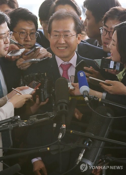 Ông Hong Joon Pyon trả lời phỏng vấn báo chí (Nguồn: Yonhap)