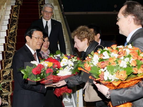 Đại diện Bộ Ngoại giao Liên bang Nga đón Chủ tịch nước Trương Tấn Sang và Phu nhân tại sân bay Quốc tế Domodedovo, Moskva. (Ảnh: TTXVN)