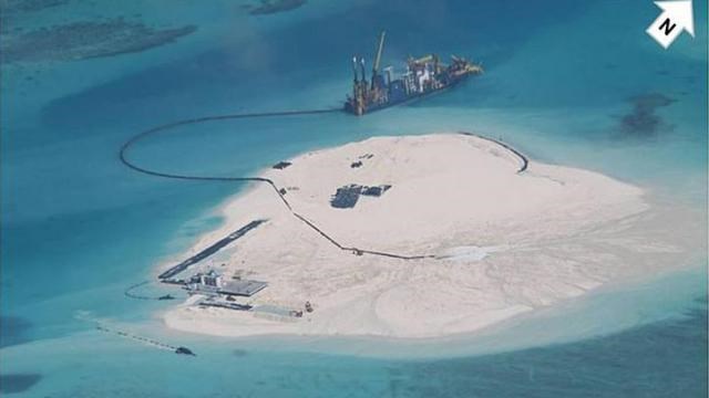 Trung Quốc tiến hành hoạt động cải tạo đất tại Biển Đông. (Nguồn: Bộ Ngoại giao Philippines)