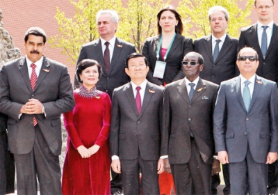  Chủ tịch nước Trương Tấn Sang và Phu nhân với Trưởng đoàn các nước  tham dự Lễ kỷ niệm.  Ảnh: TTXVN.