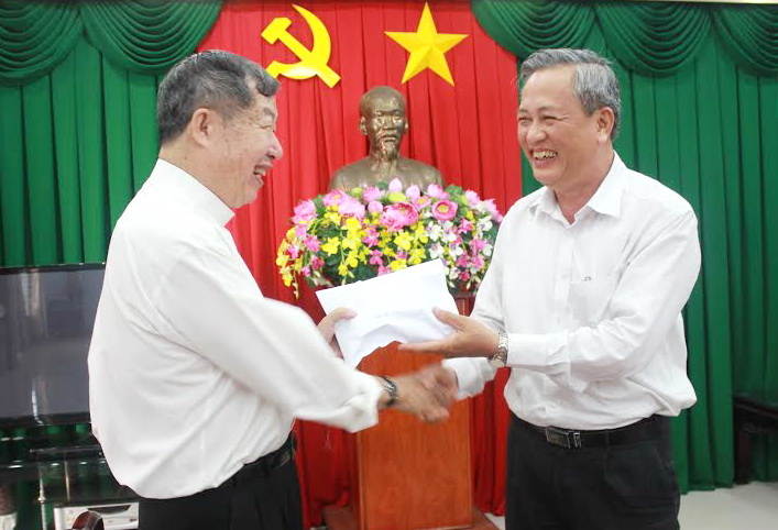 Đồng chí Huỳnh Văn Tịnh trao kinh phí hoạt động cho Ủy ban Đoàn kết Công giáo tỉnh