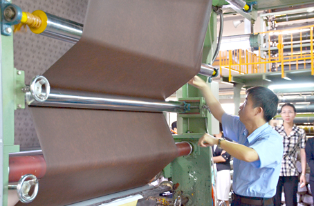 Sản xuất simili giả da xuất khẩu ở Công ty nhựa Phú Lâm tại Khu công nghiệp Amata (TP.Biên Hòa).