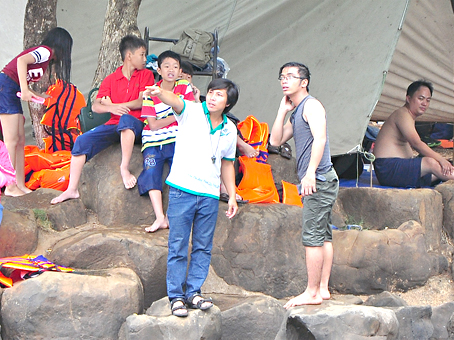 Anh Nguyễn Xuân Thanh (áo trắng) hướng dẫn khu vực bơi cho khách tại Khu du lịch Giang Điền.