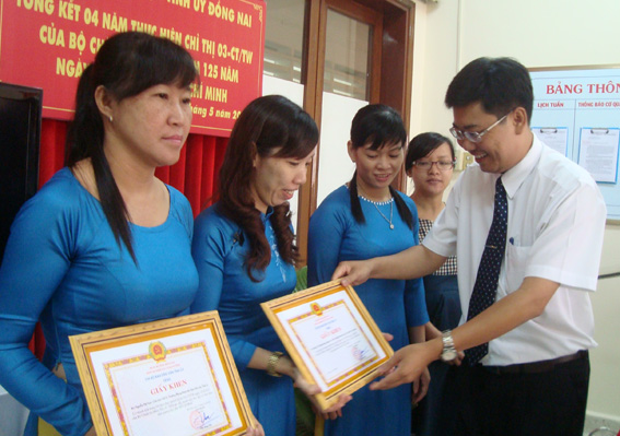  Khen thưởng các cá nhân có thành tích xuất sắc trong học tập và làm theo tấm gương đạo đức Hồ Chí Minh.