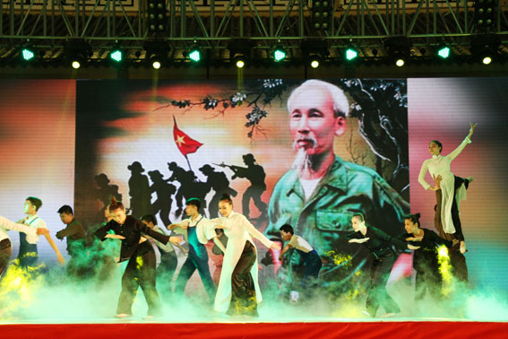 Hoạt cảnh truyền thống tại lễ kỷ niệm 125 năm Ngày sinh Chủ tịch Hồ Chí Minh diễn ra đêm 18-5 tại Văn miếu Trấn Biên. 