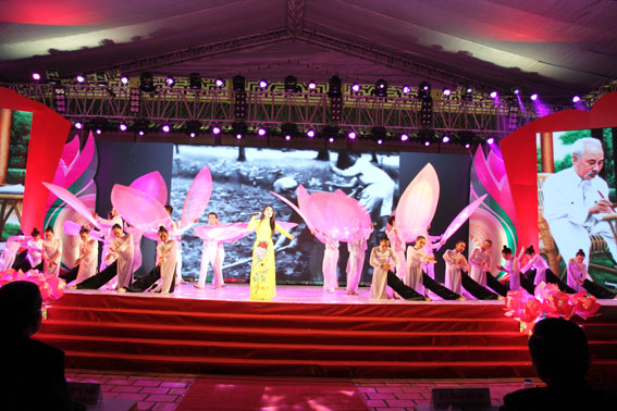 Chương trình nghệ thuật “Bác Hồ - một tình yêu bao la” tại lễ kỷ niệm 125 năm Ngày sinh Chủ tịch Hồ Chí Minh ở Văn miếu Trấn Biên tối 18-5.