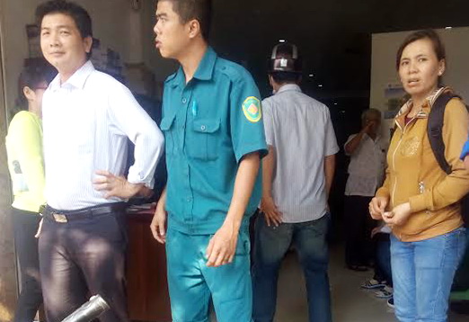 Nhiều người đã rất hoảng sợ khi chứng kiến nhóm côn đồ xông vào tận ủy ban phường để chém người.