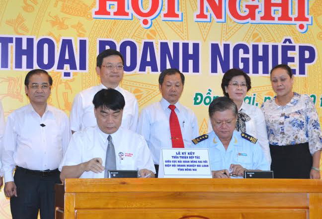 Phó chủ tịch UBND tỉnh Trần Minh Phúc (giữa) chứng kiến Lễ ký kết thỏa thuận hợp tác giữa Hải quan Đồng Nai và Hiệp hội doanh nghiệp Đài Loan - Chi hội Đồng Nai.
