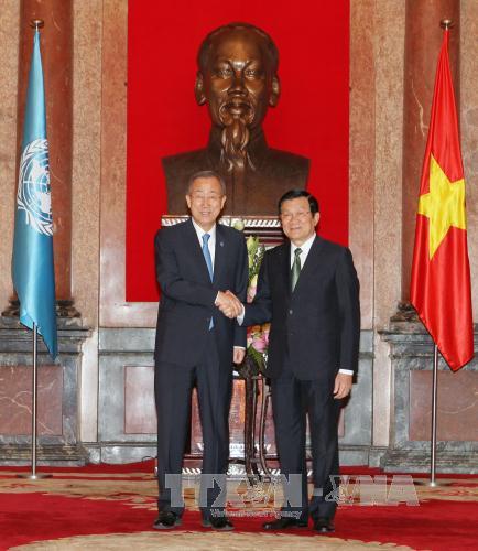 Chủ tịch nước Trương Tấn Sang đón Tổng thư ký Liên Hợp quốc Ban Ki-moon. Ảnh: TTXVN