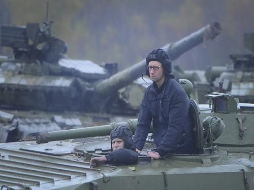 Thủ tướng Ukraine Arseniy Yatsenyuk trên một chiếc xe bọc thép của quân đội