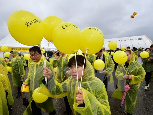 Người dân Hàn Quốc tại lễ tưởng niệm nạn nhân vụ chìm phà Sewol. (Nguồn: AFP/TTXVN)