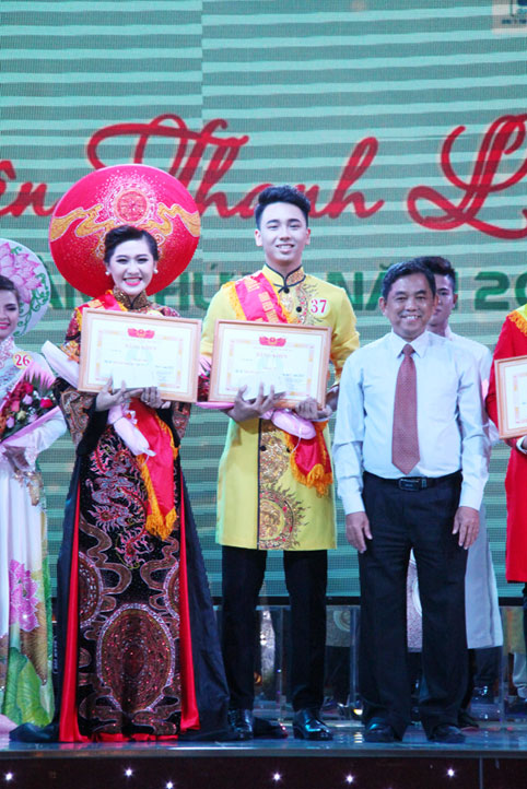 Đồng chí Huỳnh Văn Tới, Trưởng ban Tuyên giáo Tỉnh ủy trao bằng khen Trưởng Ban Tuyên giáo Tỉnh ủy trao giải nhất nam – nữ “Sinh viên thanh lịch” tỉnh.