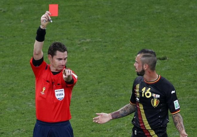 Trọng tài Benjanmin Jon Williams rút thẻ đỏ đối với Defour của Bỉ tại World Cup 2014. (Nguồn: Reuters)